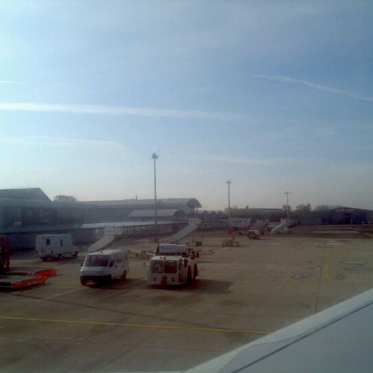 Photo prise au Bournemouth Airport (BOH) par phil s. le4/13/2012