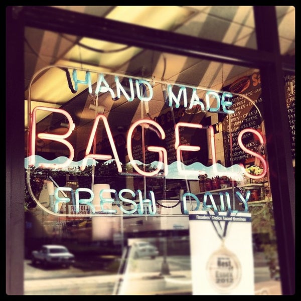 Foto tirada no(a) Bagelwich Bagel Bakery &amp; Deli por Wendy C. em 8/26/2012