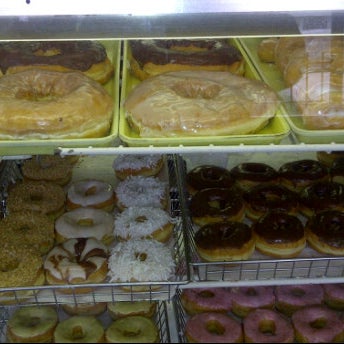 Foto diambil di Dat Donut oleh Phillip W. pada 3/4/2012