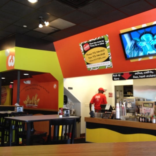 5/31/2012 tarihinde ᴡ S.ziyaretçi tarafından MOOYAH Burgers, Fries &amp; Shakes'de çekilen fotoğraf