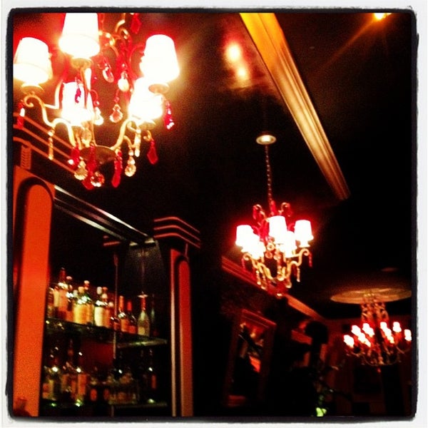 รูปภาพถ่ายที่ Ella Lounge โดย Greg B. เมื่อ 5/11/2012