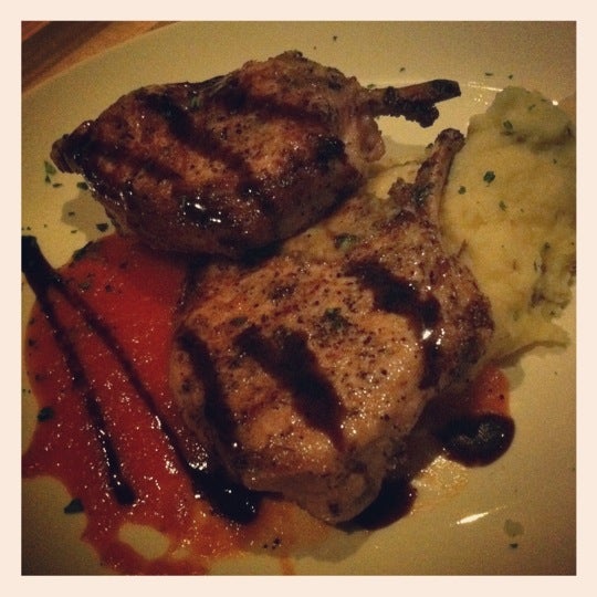 2/26/2012 tarihinde Julie K.ziyaretçi tarafından III Forks Prime Steakhouse'de çekilen fotoğraf