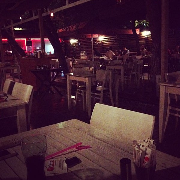 รูปภาพถ่ายที่ Time Café &amp; Restaurant โดย Hakan T. เมื่อ 8/3/2012