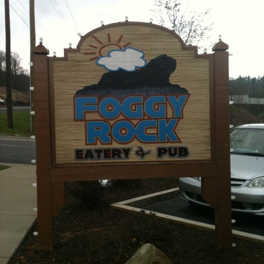 Снимок сделан в Foggy Rock Eatery &amp; Pub пользователем Tracey W. 4/2/2012