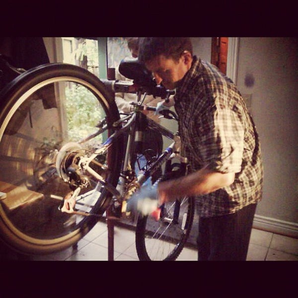 8/12/2012에 Colorado Card님이 Standard Bike Repair에서 찍은 사진