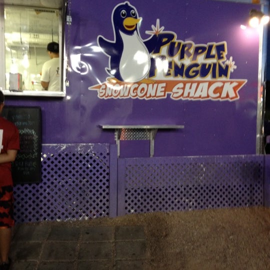 รูปภาพถ่ายที่ Purple Penguin SnowCone Shack โดย Jan B. เมื่อ 7/27/2012