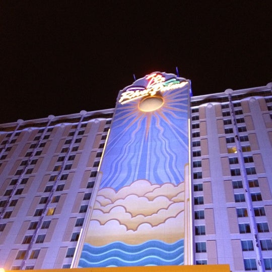Снимок сделан в River Palms Resort Hotel &amp; Casino пользователем Eric O. 3/30/2012