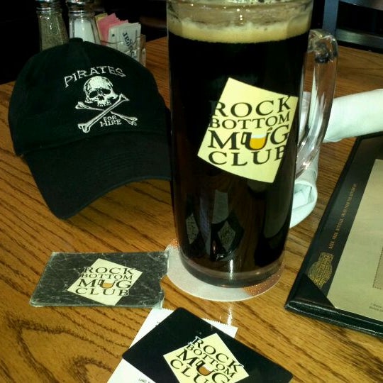Foto diambil di Rock Bottom Restaurant &amp; Brewery oleh Emmanuel P. pada 4/20/2012