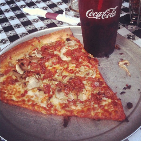 รูปภาพถ่ายที่ St. Angelo&#39;s Pizza โดย ChatterBox Christie เมื่อ 4/26/2012
