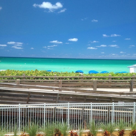 Foto scattata a Cabana Beach Club da Ginger G. il 6/12/2012