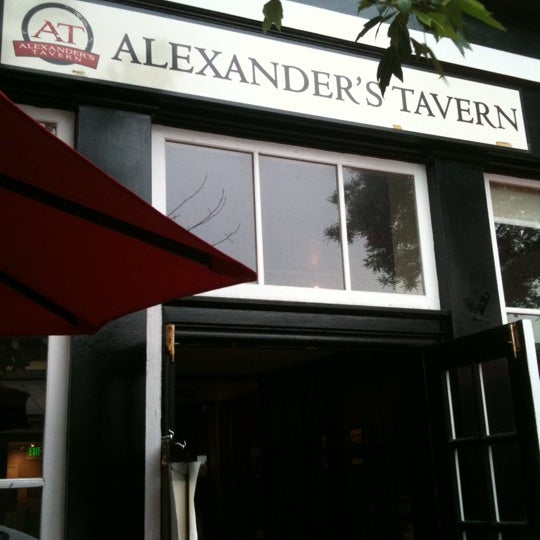 Foto tirada no(a) Alexander&#39;s Tavern por Stefanie M. em 5/13/2012