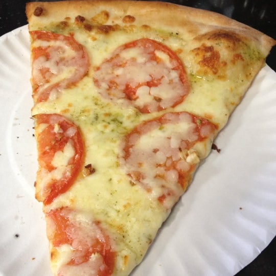 3/30/2012にDevon Y.がSlices Pizzaで撮った写真