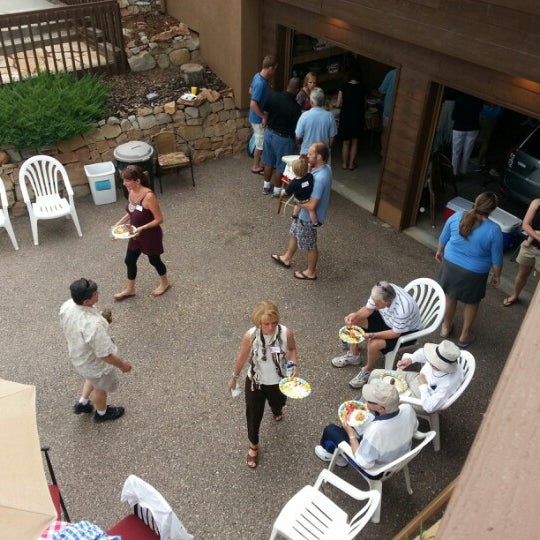 รูปภาพถ่ายที่ Arrowhead Golf Club โดย Cory T. เมื่อ 7/23/2012