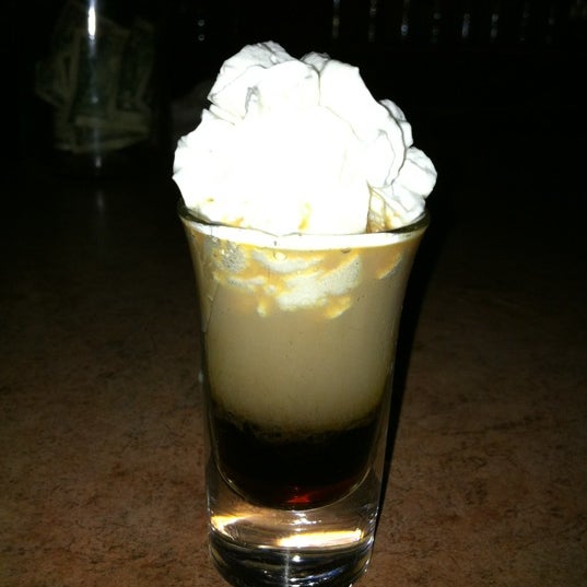รูปภาพถ่ายที่ Cheers Shot Bar โดย Sara P. เมื่อ 7/3/2012