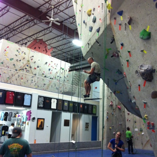 8/26/2012 tarihinde Paul N.ziyaretçi tarafından Ibex Climbing Gym'de çekilen fotoğraf