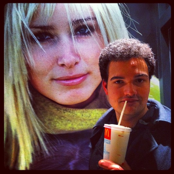 Foto diambil di McDonald&#39;s oleh Frank H. pada 3/14/2012