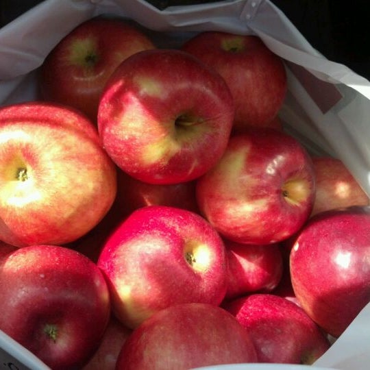 Foto tirada no(a) Soons Orchards por Angela S. em 5/27/2012