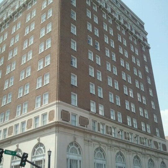 Das Foto wurde bei Francis Marion Hotel von Trissa B. am 8/27/2012 aufgenommen