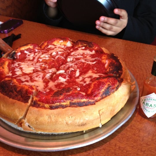 Foto diambil di Wholly Joe&#39;s Chicago Eatery oleh Steve H. pada 4/22/2012