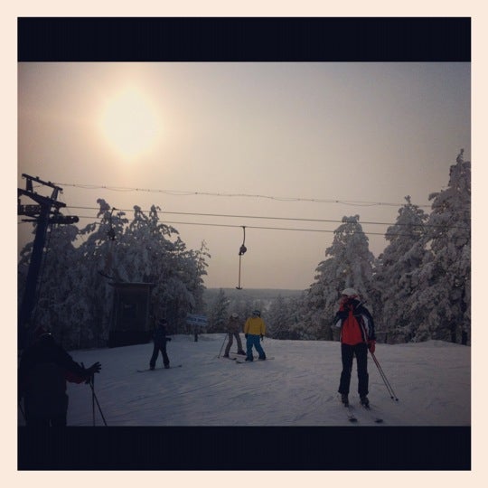 Снимок сделан в Хвалынский горнолыжный курорт пользователем Vladimir A. 3/22/2012