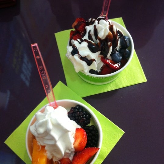 Photo taken at YOGU кафе, натуральный замороженный йогурт by Arina  D. on 5/31/2012