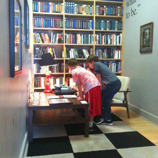 Foto diambil di Kurt Vonnegut Memorial Library oleh Chris S. pada 7/3/2012