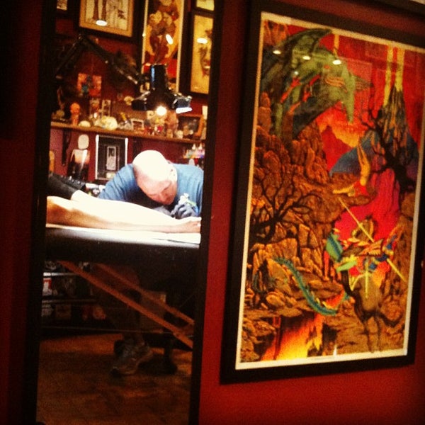 7/10/2012에 Luci W.님이 Three Kings Tattoo Parlor에서 찍은 사진