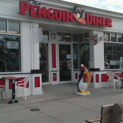 7/14/2012 tarihinde Alyssa H.ziyaretçi tarafından Penguin Diner'de çekilen fotoğraf