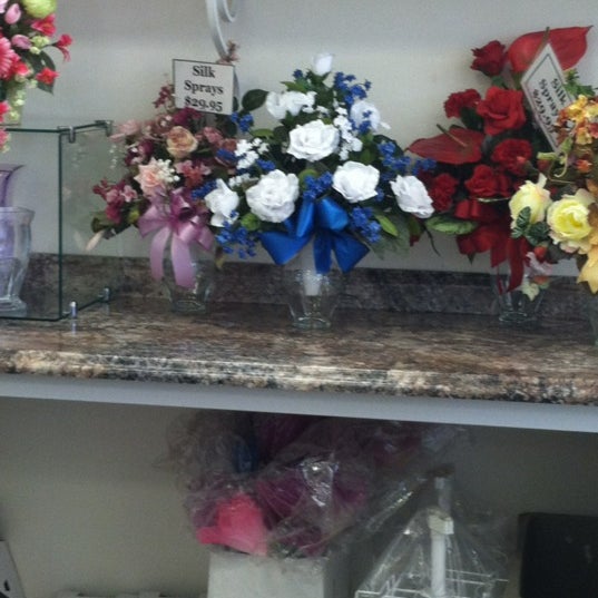 รูปภาพถ่ายที่ Suzann&#39;s Flowers โดย Danelle เมื่อ 8/27/2012