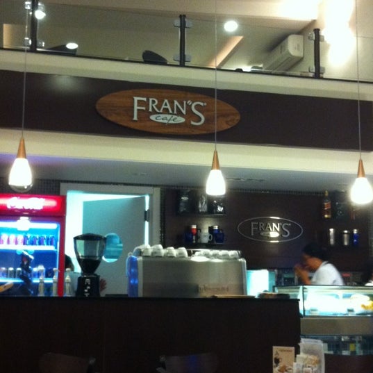 รูปภาพถ่ายที่ Fran&#39;s Café โดย Thaís C. เมื่อ 2/18/2012