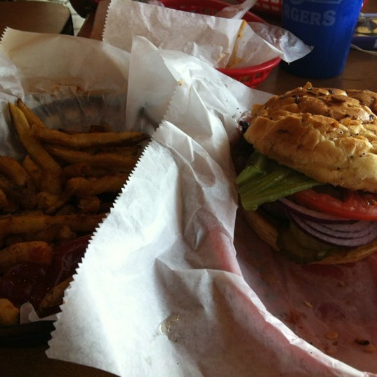 Foto diambil di Off the Hoof Burgers oleh Austen O. pada 3/14/2012