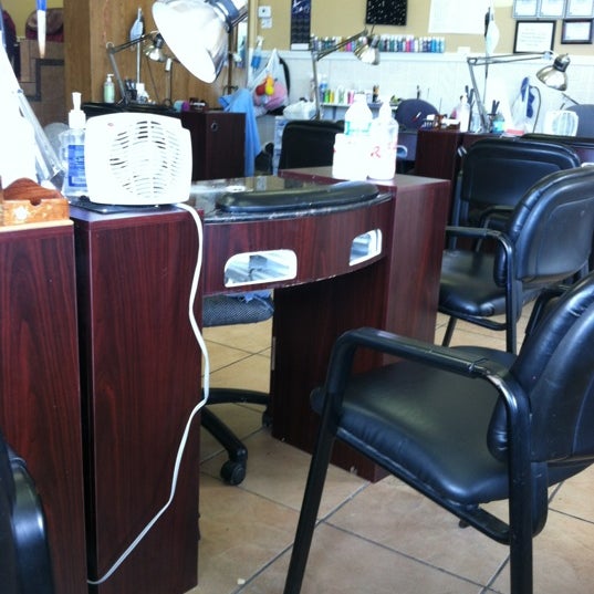 Pretty Nails Nail Salon in Chicago