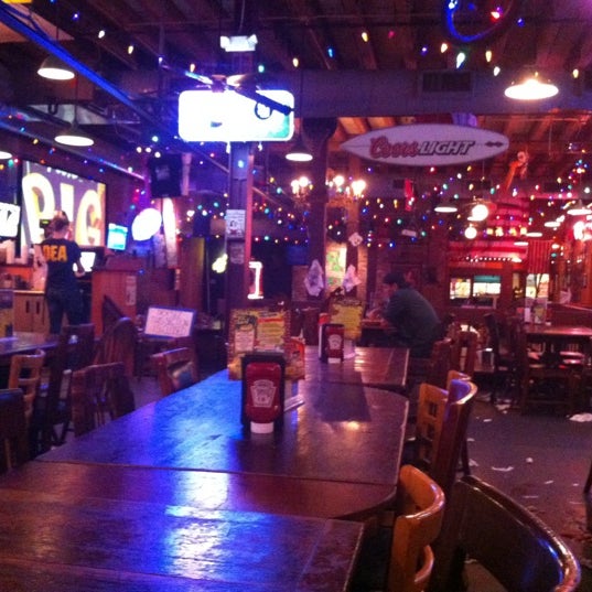 รูปภาพถ่ายที่ Dick&#39;s Last Resort โดย Pavel S. เมื่อ 7/3/2012