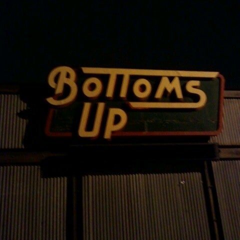 Foto tomada en Bottoms Up Bar &amp; Grill  por Aramis P. el 6/24/2012
