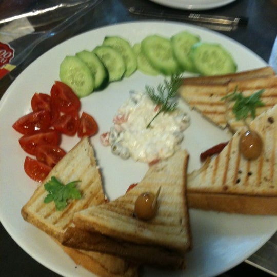 Das Foto wurde bei Baal Cafe &amp; Breakfast von Erbil K. am 3/25/2012 aufgenommen