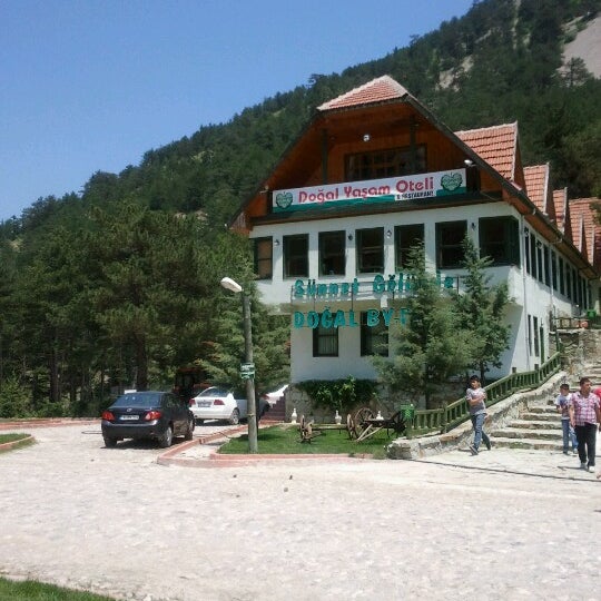 Photo taken at Sünnet Gölü Doğal Yaşam Hoteli by Kemal B. on 6/16/2012
