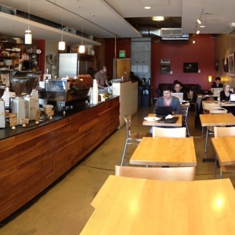 รูปภาพถ่ายที่ Epicenter Cafe โดย Aaron G. เมื่อ 3/5/2012