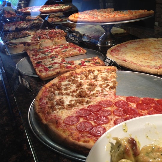 Das Foto wurde bei Richie&#39;s Pizza von Mike M. am 6/1/2012 aufgenommen