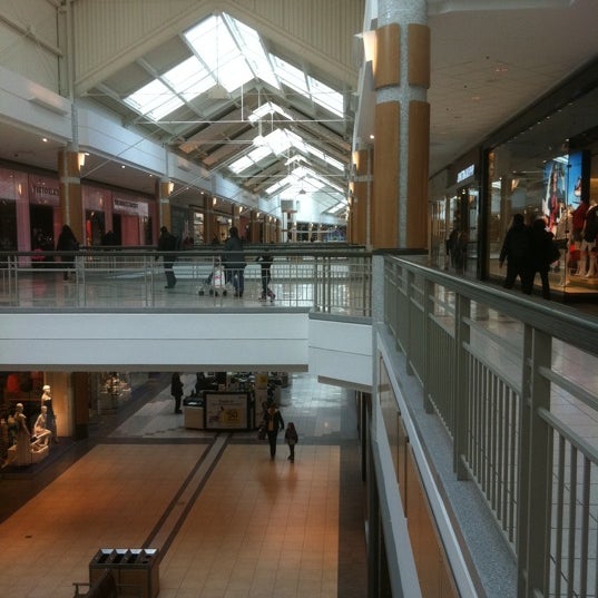 Foto tirada no(a) Mapleview Shopping Centre por Peter B. em 3/2/2012