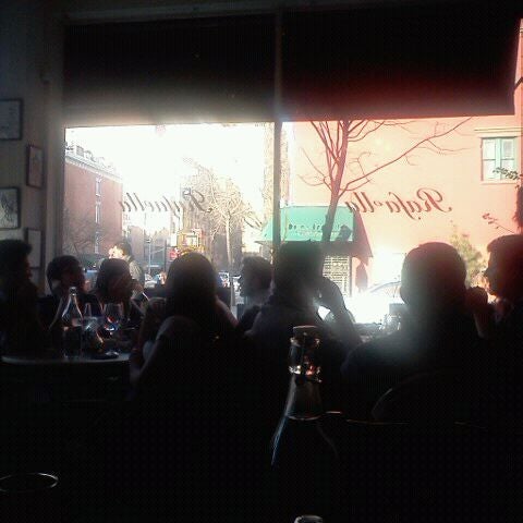 2/19/2012 tarihinde Matthew S.ziyaretçi tarafından Rafaella Cafe'de çekilen fotoğraf