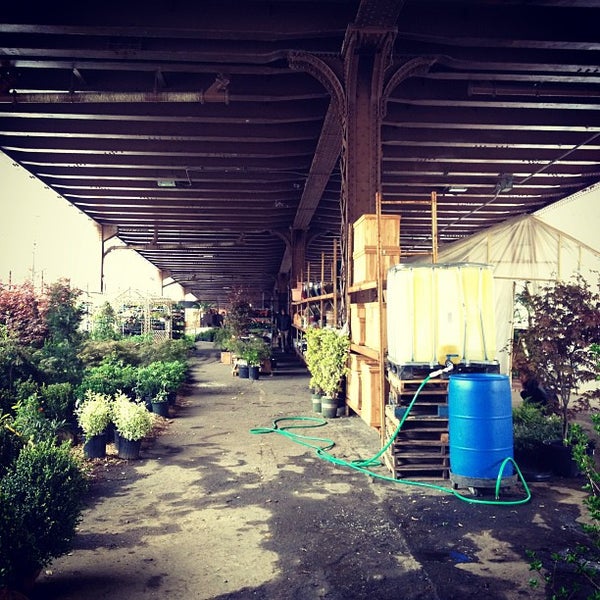 4/22/2012 tarihinde Jacob C.ziyaretçi tarafından Urban Garden Center'de çekilen fotoğraf