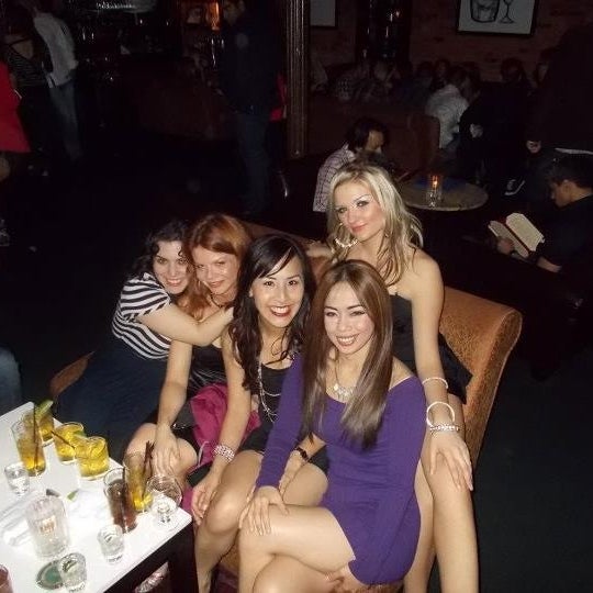 Foto diambil di The Bubble Lounge oleh Sarah C. pada 4/29/2012