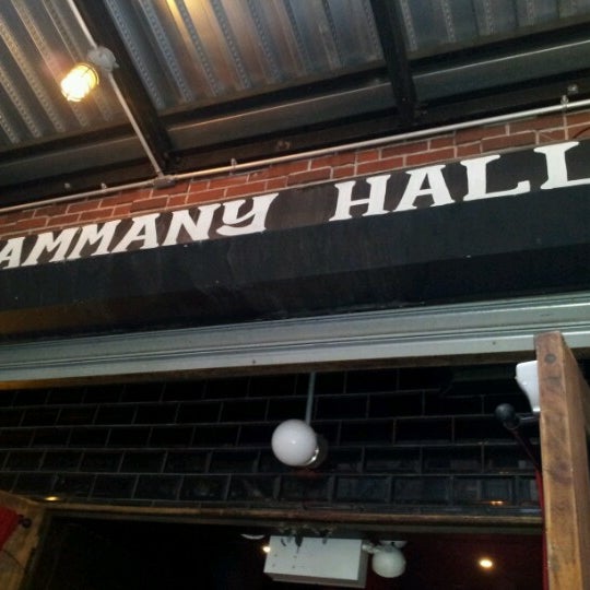 รูปภาพถ่ายที่ Tammany Hall โดย Izreal M. เมื่อ 6/12/2012