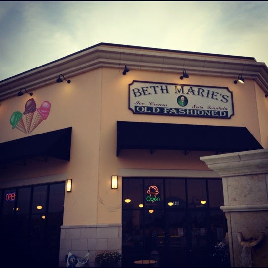 Foto tirada no(a) Beth Marie&#39;s Old Fashioned Ice Cream Soda Fountain- Unicorn Lake por Carl H. em 7/28/2012