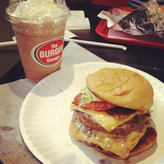 รูปภาพถ่ายที่ The Burger Garage โดย Salvatore C. เมื่อ 6/4/2012