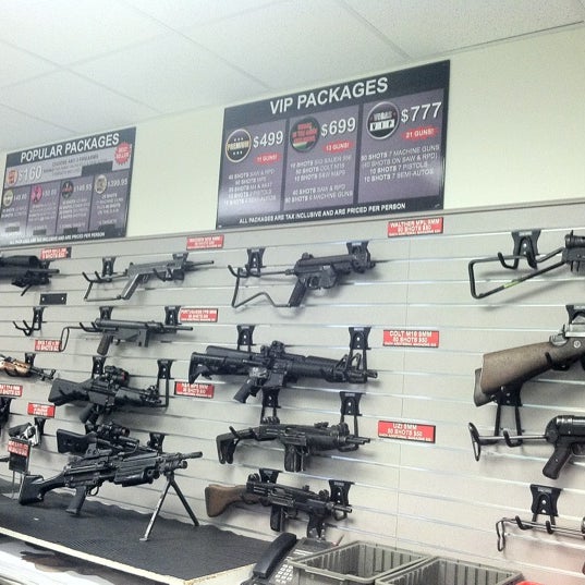 Foto tirada no(a) The Gun Store por Vicki L. em 8/4/2012