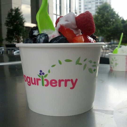8/20/2012 tarihinde Michael K.ziyaretçi tarafından Yogurberry Frozen Yogurt Café'de çekilen fotoğraf