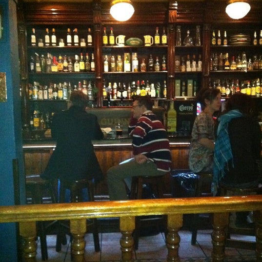 รูปภาพถ่ายที่ Ulysses Irish Pub โดย Dave S. เมื่อ 3/8/2012