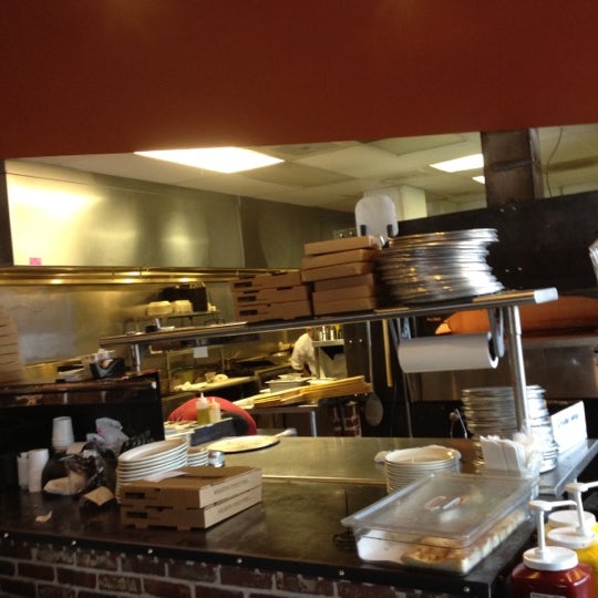 4/23/2012 tarihinde Kym H.ziyaretçi tarafından Hearth Pizza Tavern'de çekilen fotoğraf