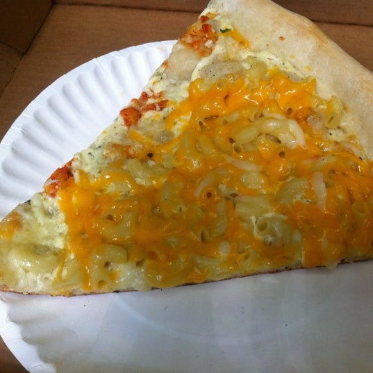 Mac'n'cheese pizza, yum!!